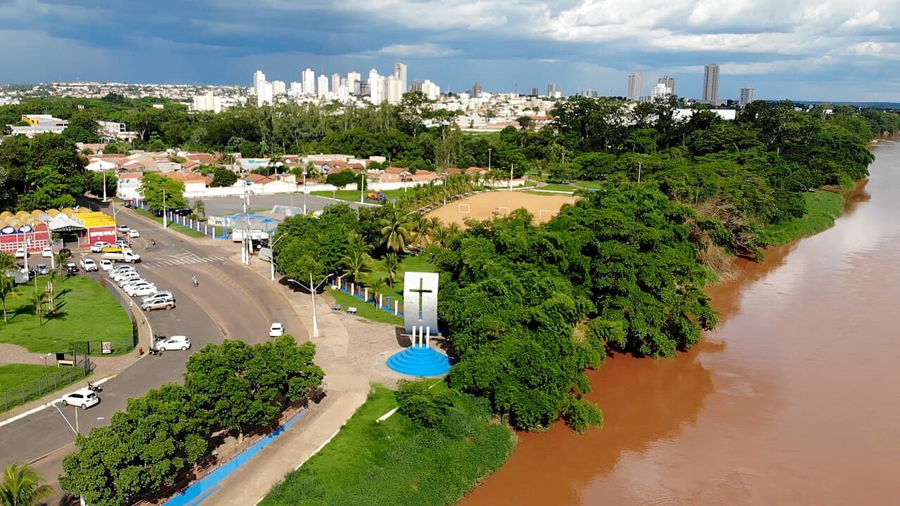 Corpo carbonizado é achado em porta-malas em Rondonópolis